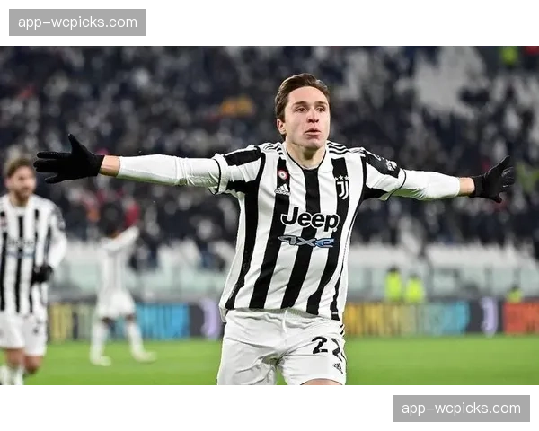 特写：尤文对阵亚特兰大，基耶萨第70分钟被换下时与阿莱格里的战术板交流