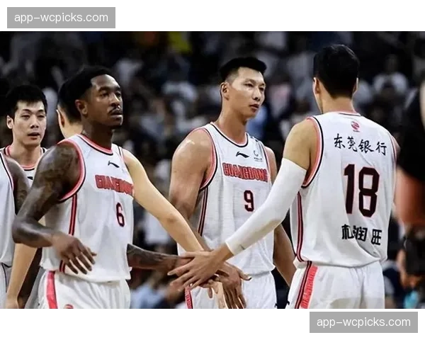 特写：少年球迷高举“为妈妈而战”标语，获全场球员球杆致意