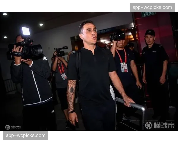 特写:赛后,宣布赛季末离任的教练在球员通道与每位队员拥抱告别